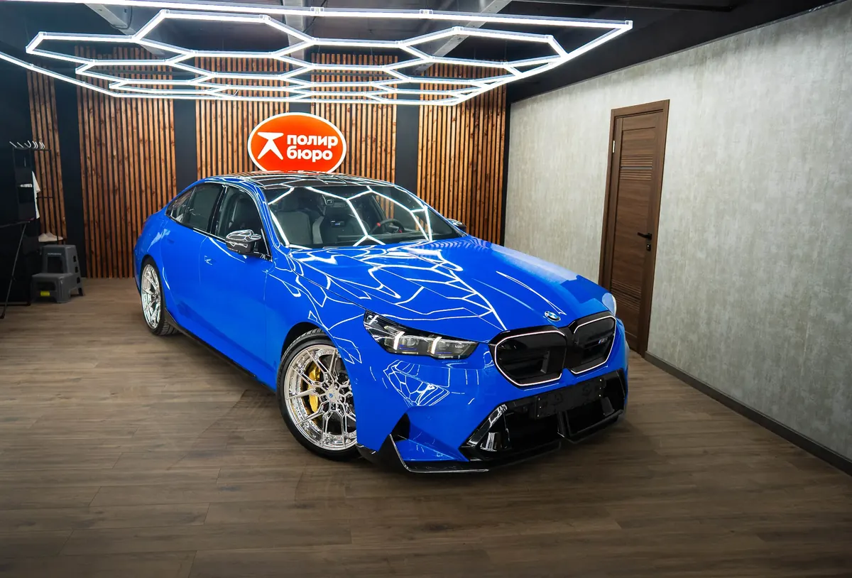 Синий автомобиль после косметической полировки